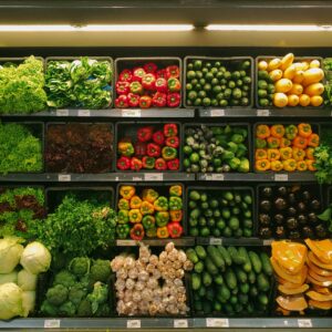 Aprenda inglês com a história At the Market! Texto completo, tradução e pronúncia para falar sobre compras no mercado.