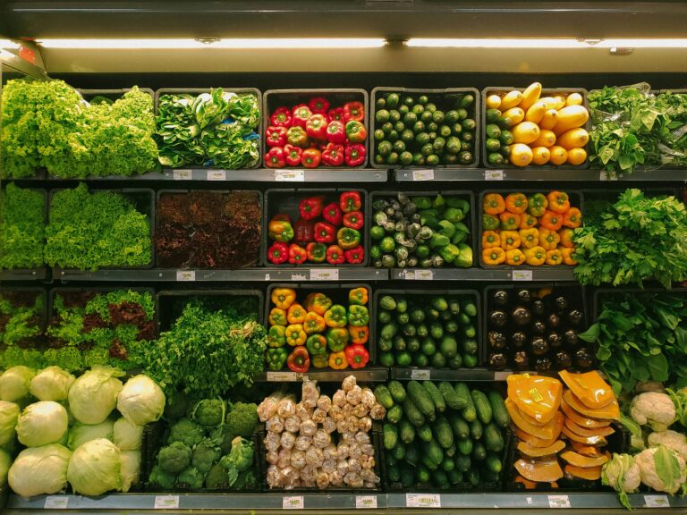 Aprenda inglês com a história At the Market! Texto completo, tradução e pronúncia para falar sobre compras no mercado.