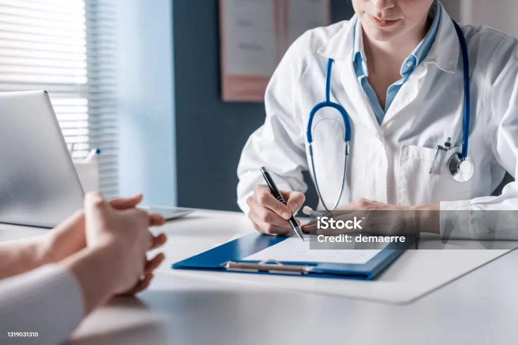 Aprenda inglês com a história Health and Appointments! Texto completo, tradução e pronúncia para falar sobre saúde e consultas médicas.