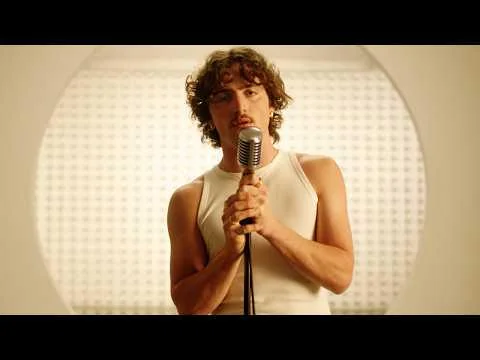 Slow It Down – Benson Boone: Letra, Tradução e Pronúncia Escrita