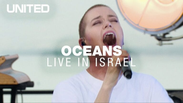 Oceans (Where Feet May Fail) – Hillsong UNITED: Letra, Tradução e Pronúncia
